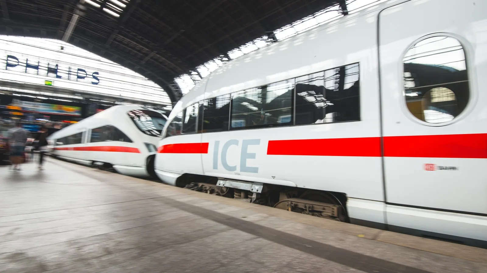 Moderne ICE-Doppelgarnitur im Hamburger Hauptbahnhof.