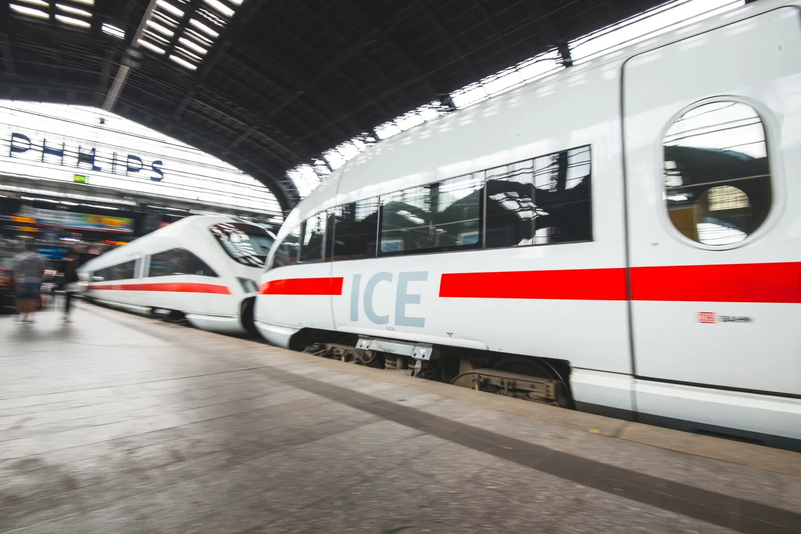Moderne ICE-Doppelgarnitur im Hamburger Hauptbahnhof.