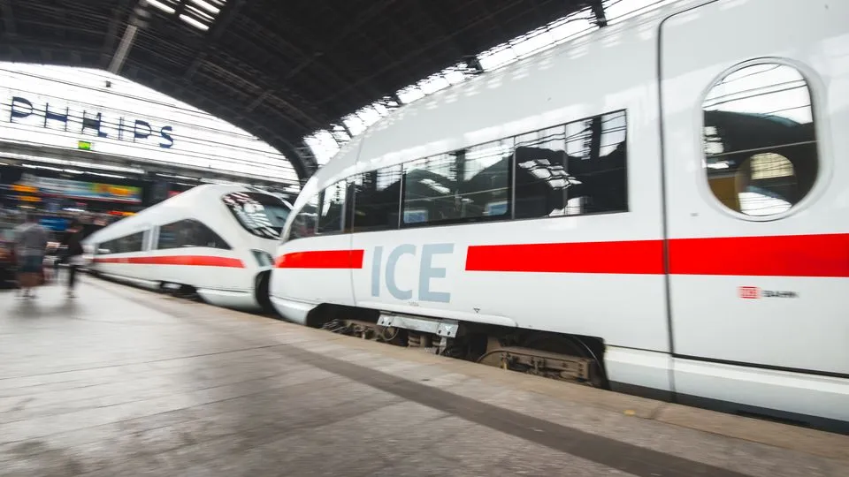Moderne ICE-Doppelgarnitur im Hamburger Hauptbahnhof.