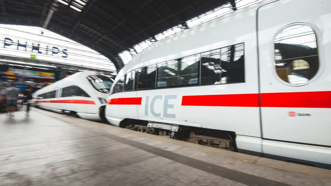 Moderne ICE-Doppelgarnitur im Hamburger Hauptbahnhof.