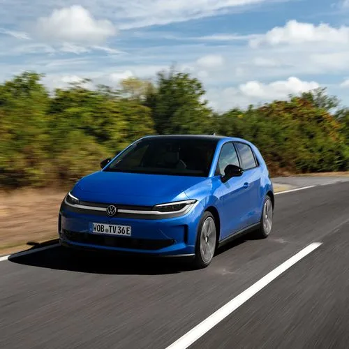 VW ID. Polo fährt zügig über eine kurvenreiche Landstraße.