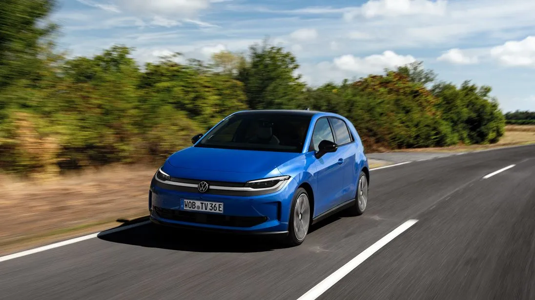 VW ID. Polo fährt zügig über eine kurvenreiche Landstraße.