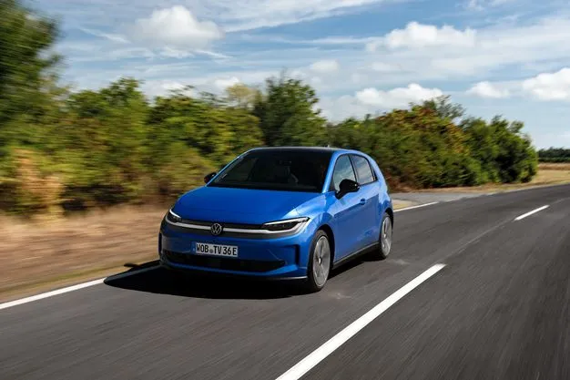 VW ID. Polo fährt zügig über eine kurvenreiche Landstraße.