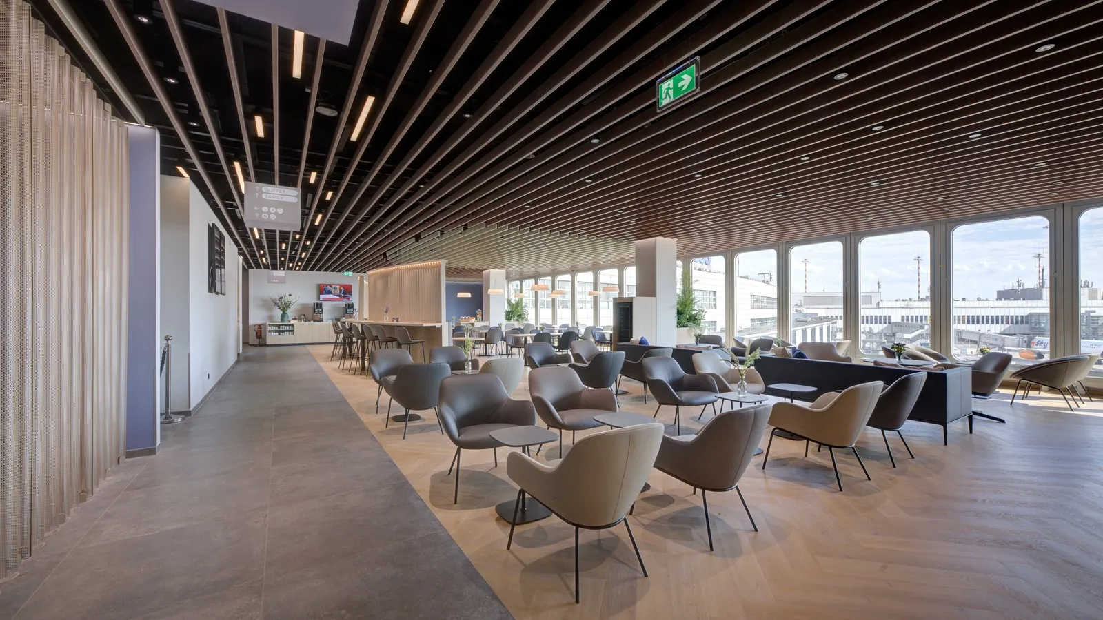 Sitzgelegenheiten in der DUS Rhein Lounge für entspannte Gespräche.