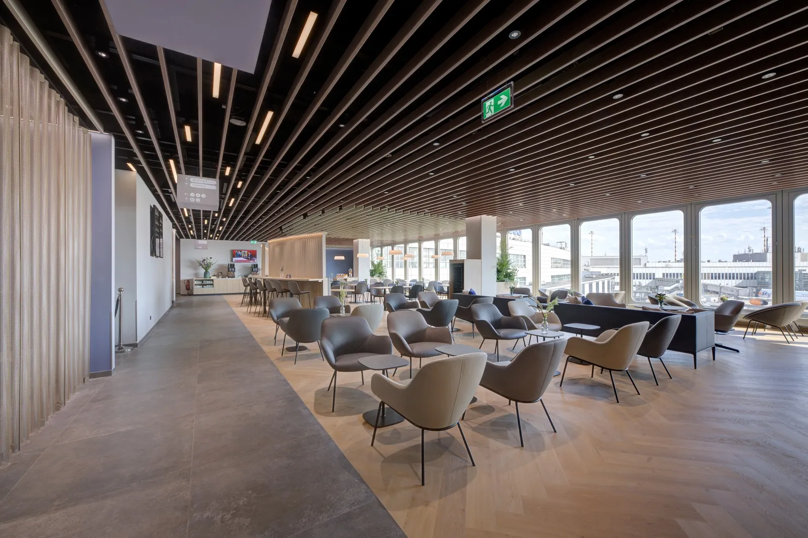 Sitzgelegenheiten in der DUS Rhein Lounge für entspannte Gespräche.