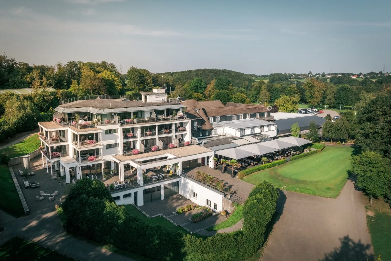 Von Natur und gleichzeitig einem guten Verkehrsnetz umgeben: Das Vesper Hotel in Sprockhövel. 