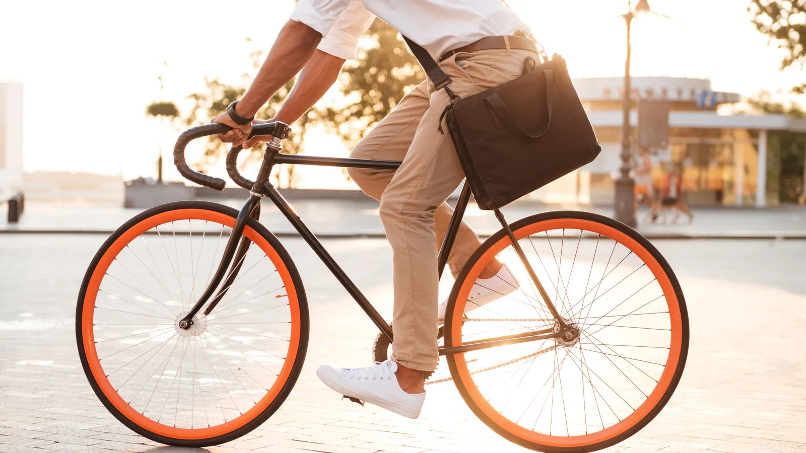 Mann auf Fahrrad mit Tasche am Morgen unterwegs