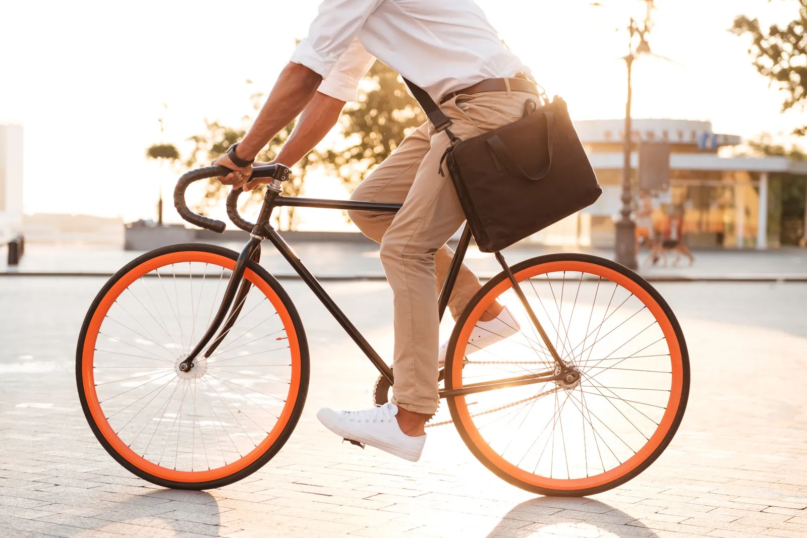 Mann auf Fahrrad mit Tasche am Morgen unterwegs