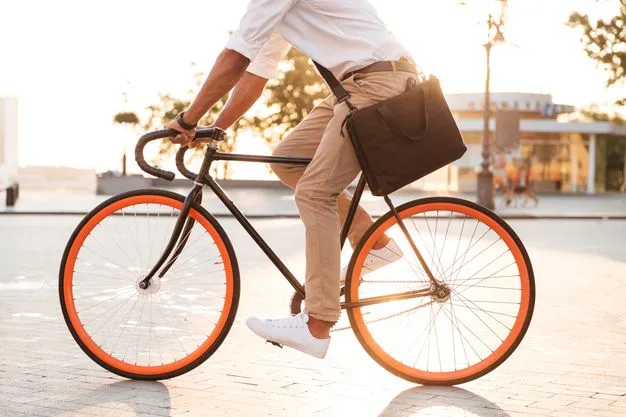 Mann auf Fahrrad mit Tasche am Morgen unterwegs