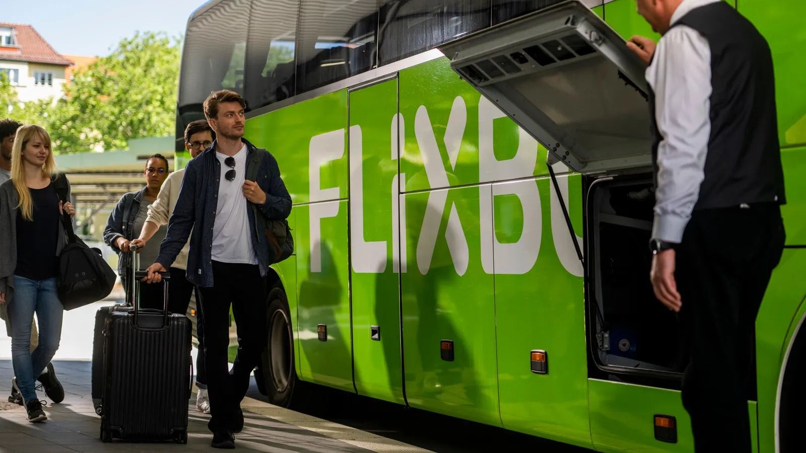 Reisende sind auf dem Weg zu ihrer Reise mit dem Flixbus.