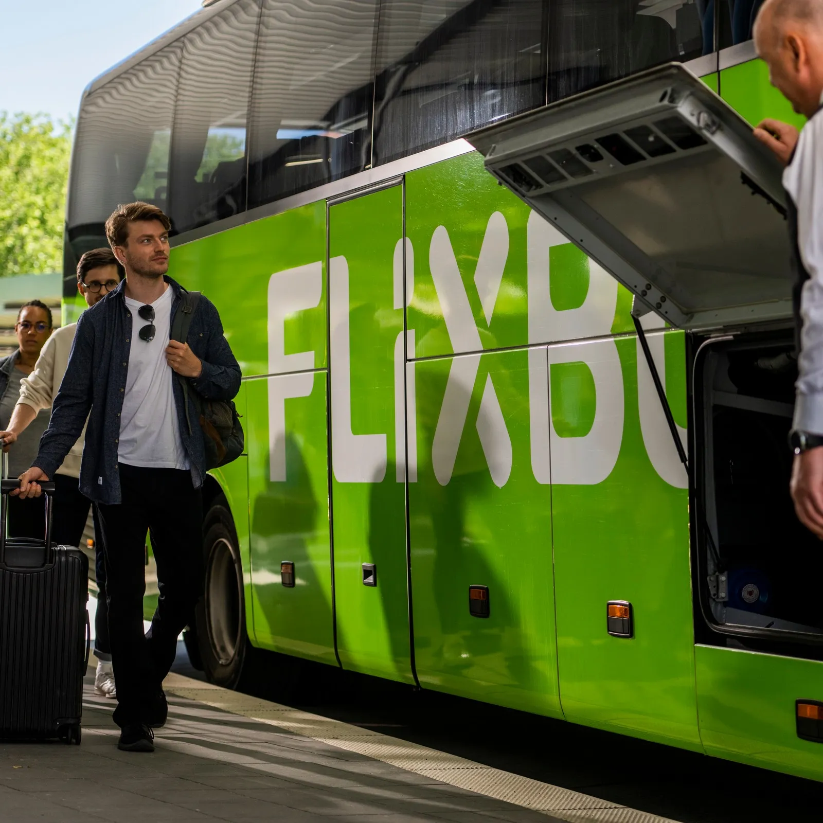 Reisende sind auf dem Weg zu ihrer Reise mit dem Flixbus.
