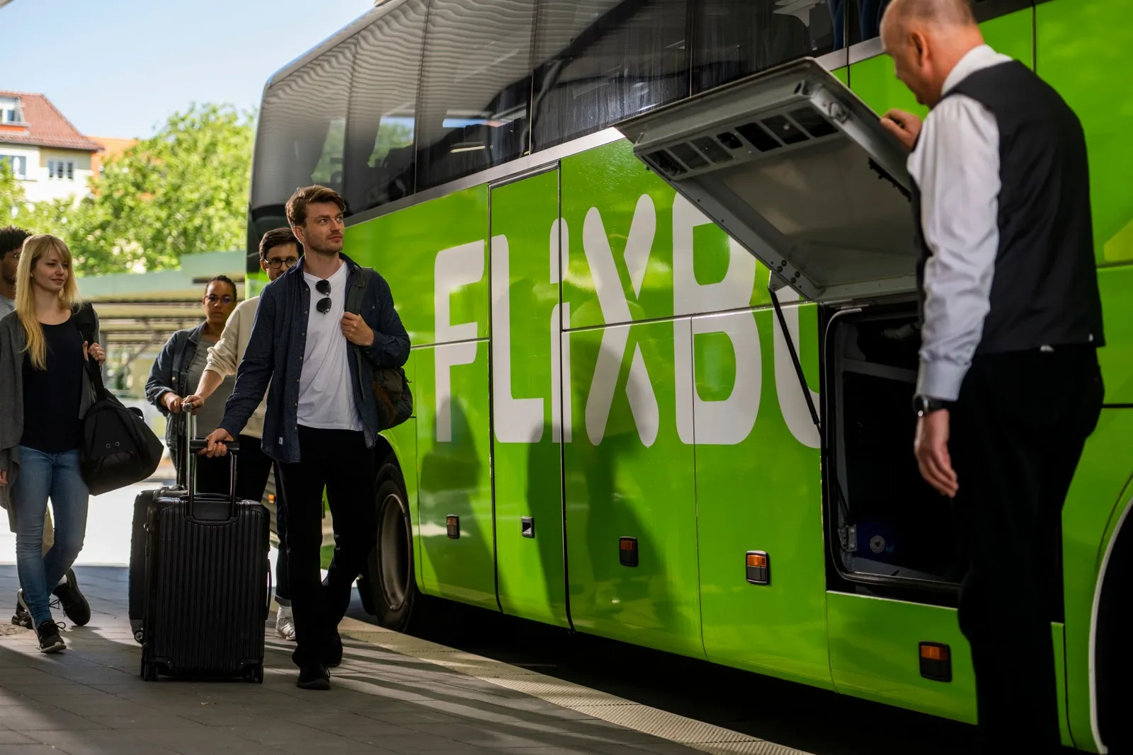 Reisende sind auf dem Weg zu ihrer Reise mit dem Flixbus.