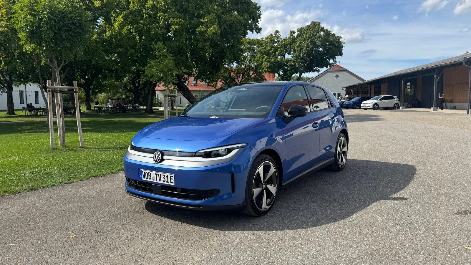 Frontansicht des VW ID. Polo mit geschlossener Front und breiter Zierspange.