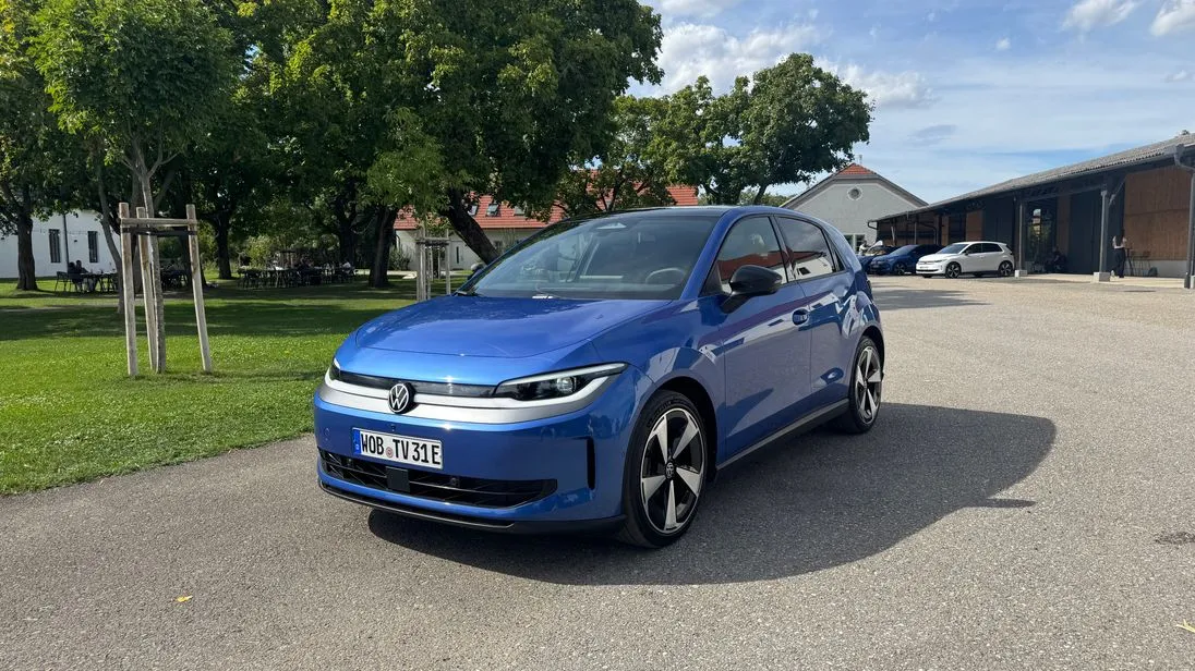 Frontansicht des VW ID. Polo mit geschlossener Front und breiter Zierspange.