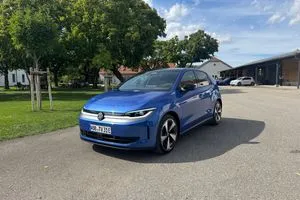 Frontansicht des VW ID. Polo mit geschlossener Front und breiter Zierspange.