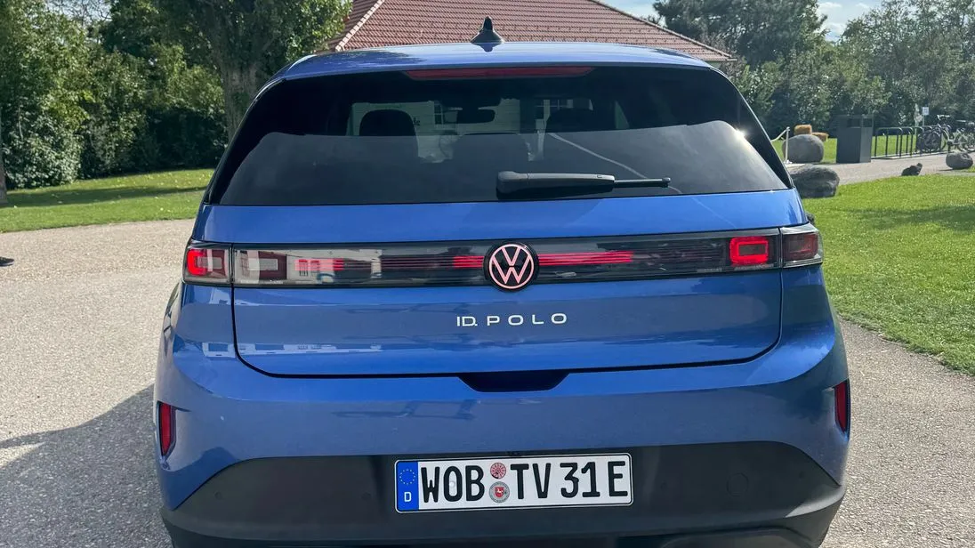 Die Rückansicht des ID.Polo mit den LED-Heckleuchten und einem breiten Lichtband.
