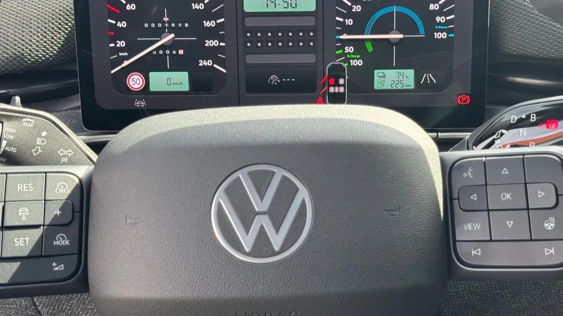 Digitales Cockpit des VW ID. Polo mit aktivierter Retro-Anzeige im Golf-1-Stil.