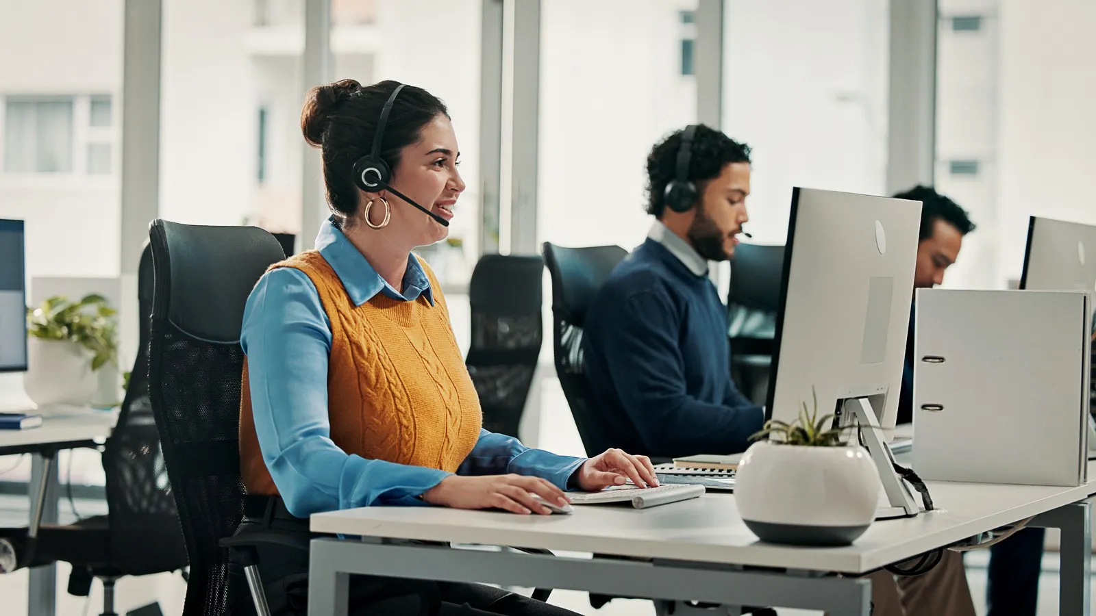 Eine IT-Frau ist am Telefon und gibt Auskunft.