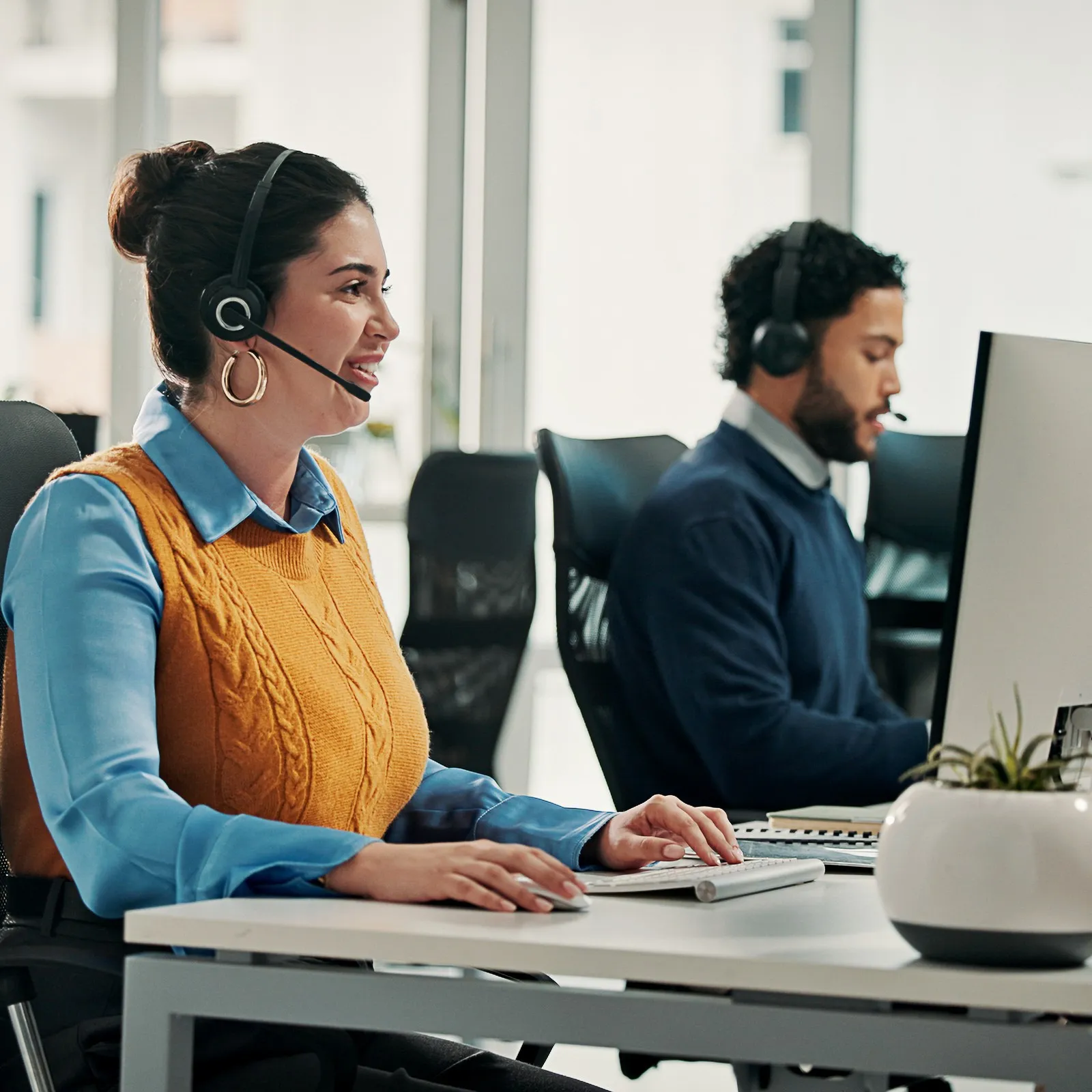 Eine IT-Frau ist am Telefon und gibt Auskunft.
