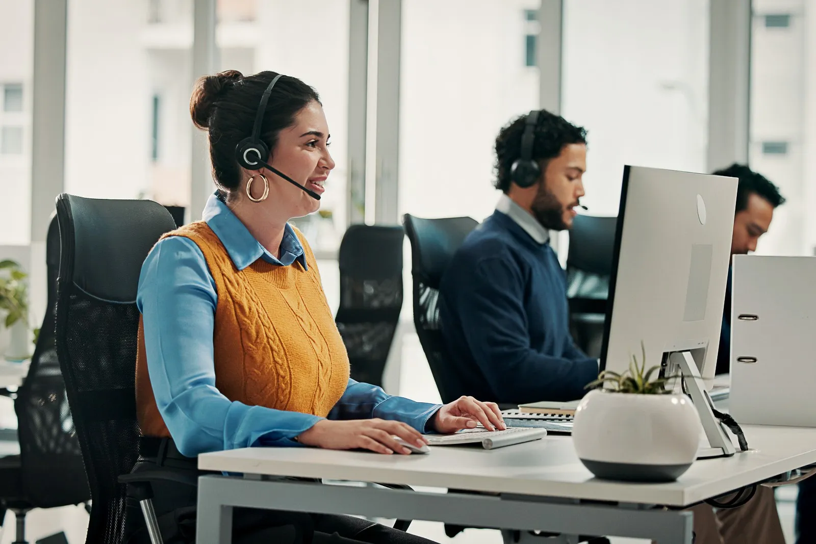 Eine IT-Frau ist am Telefon und gibt Auskunft.