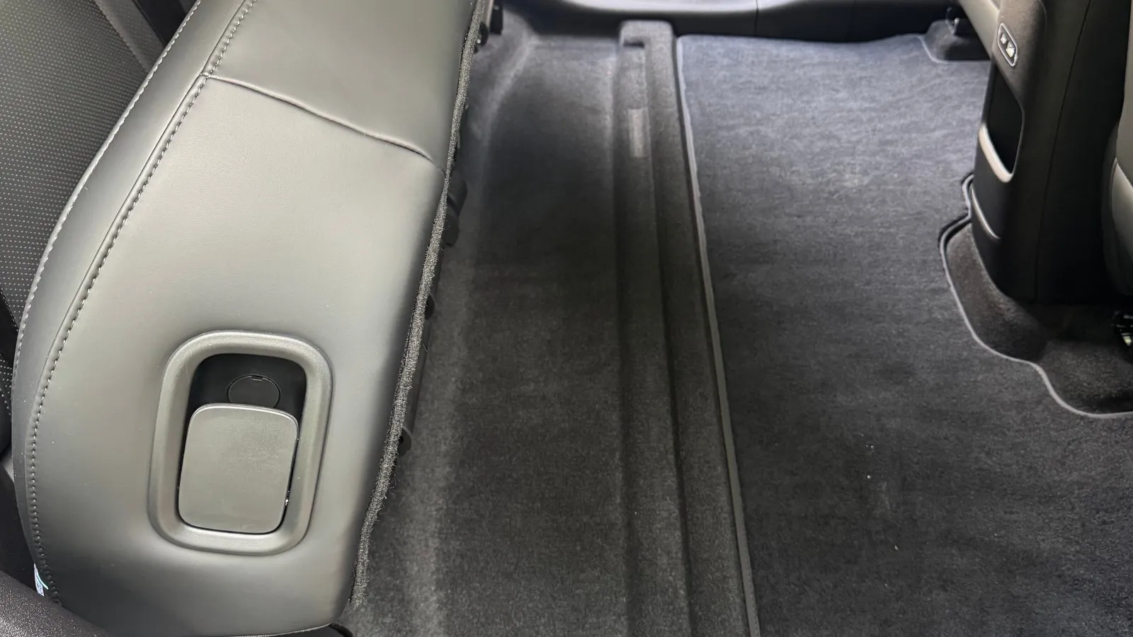 Die hinteren Sitzflächen im B03X lassen sich hochklappen.