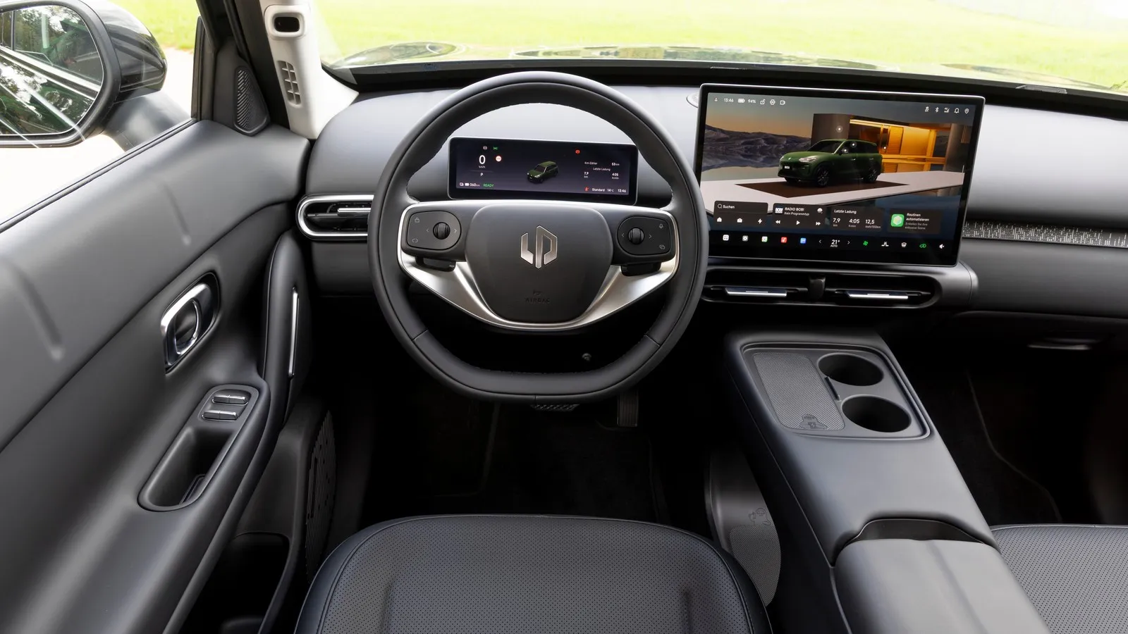 In der Mitte des Armaturenträgers liegt ein 14,2 Zoll großes Infotainment-Touch-Display.