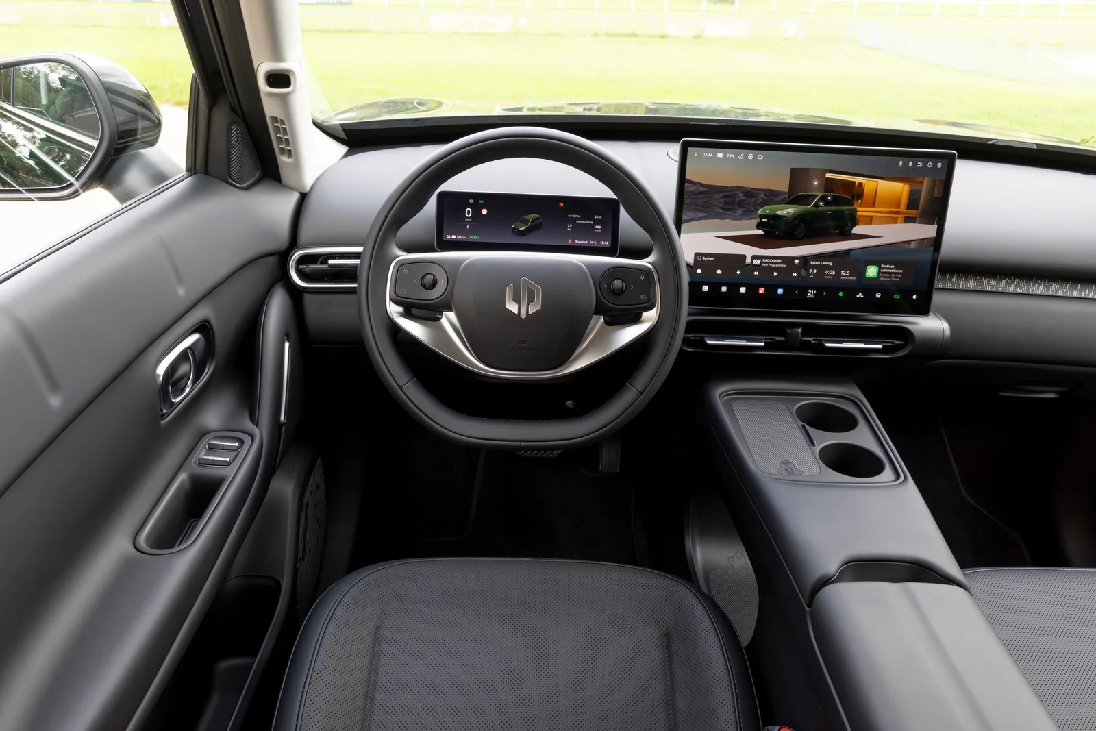 In der Mitte des Armaturenträgers liegt ein 14,2 Zoll großes Infotainment-Touch-Display.