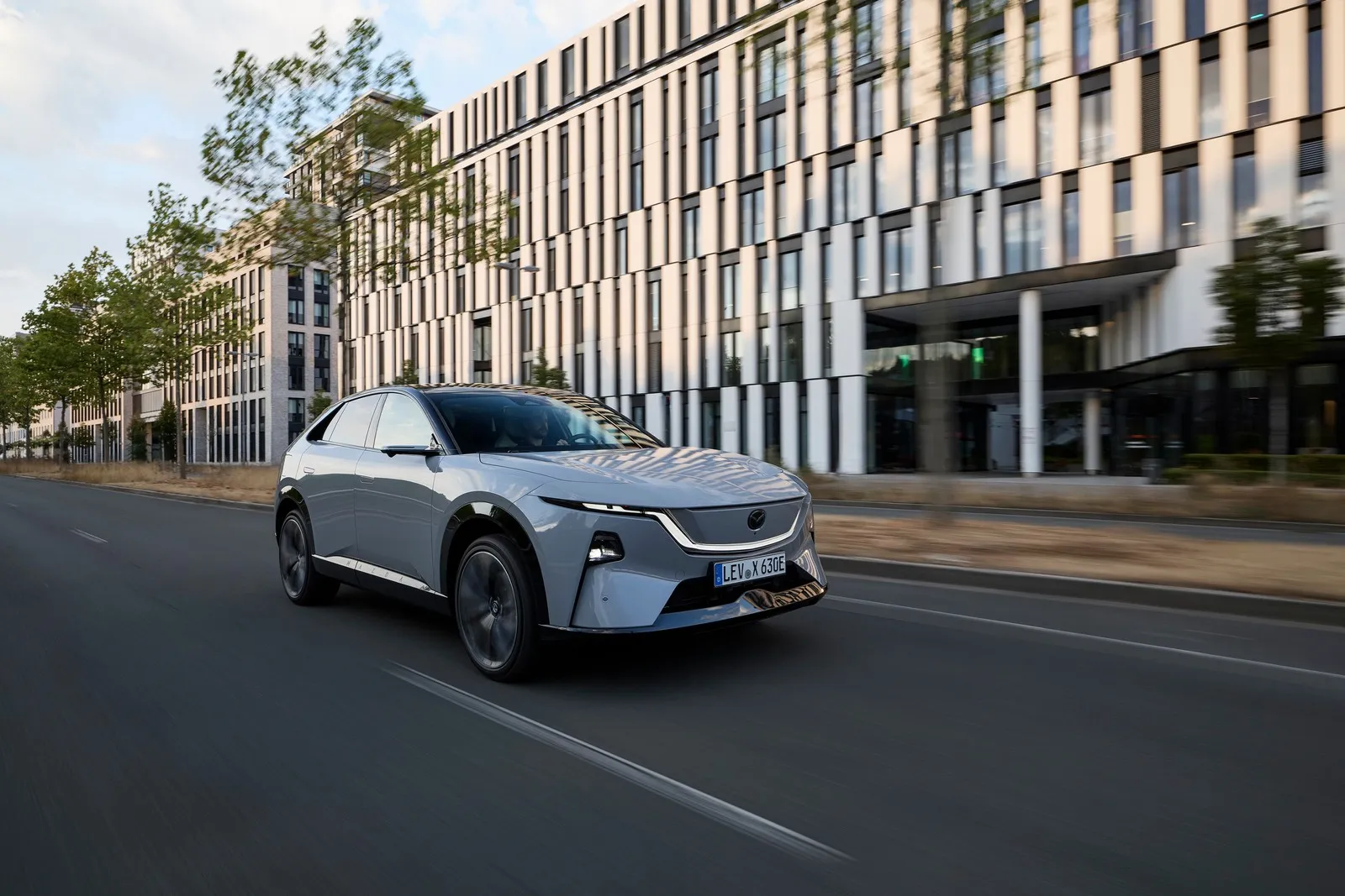 Der Mazda CX 6e fährt durch die Stadt.