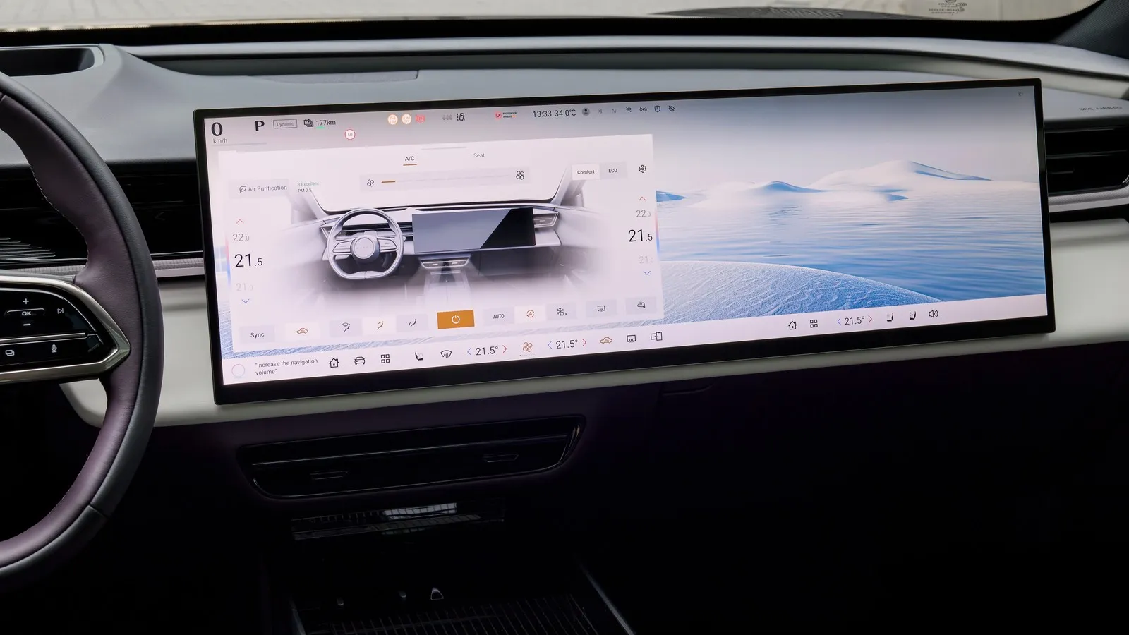 Das Display im Mazda CX 6e nimmt den Großteil des Armaturenträgers ein.
