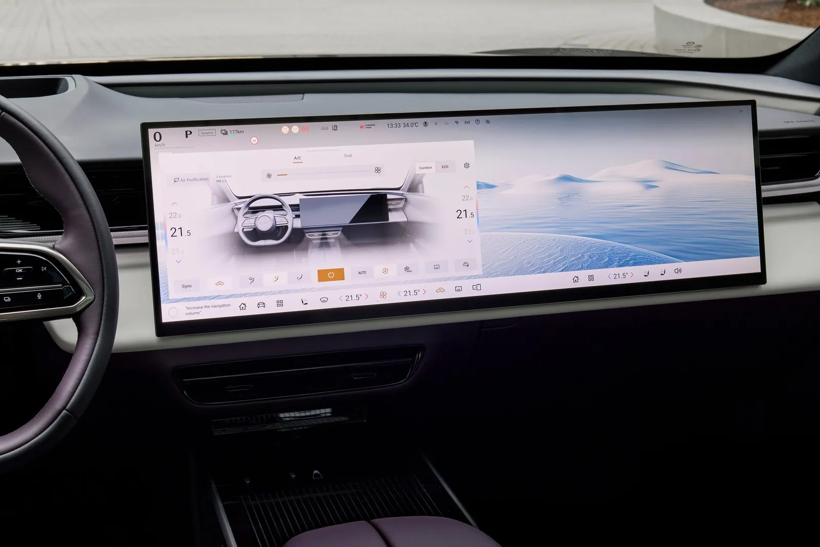 Das Display im Mazda CX 6e nimmt den Großteil des Armaturenträgers ein.