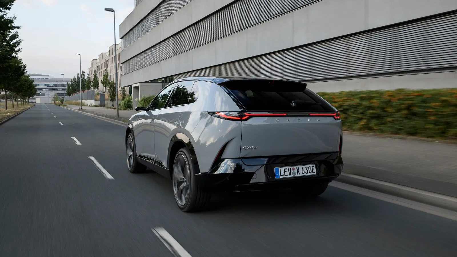 Das Heck vom Mazda CX 6e.