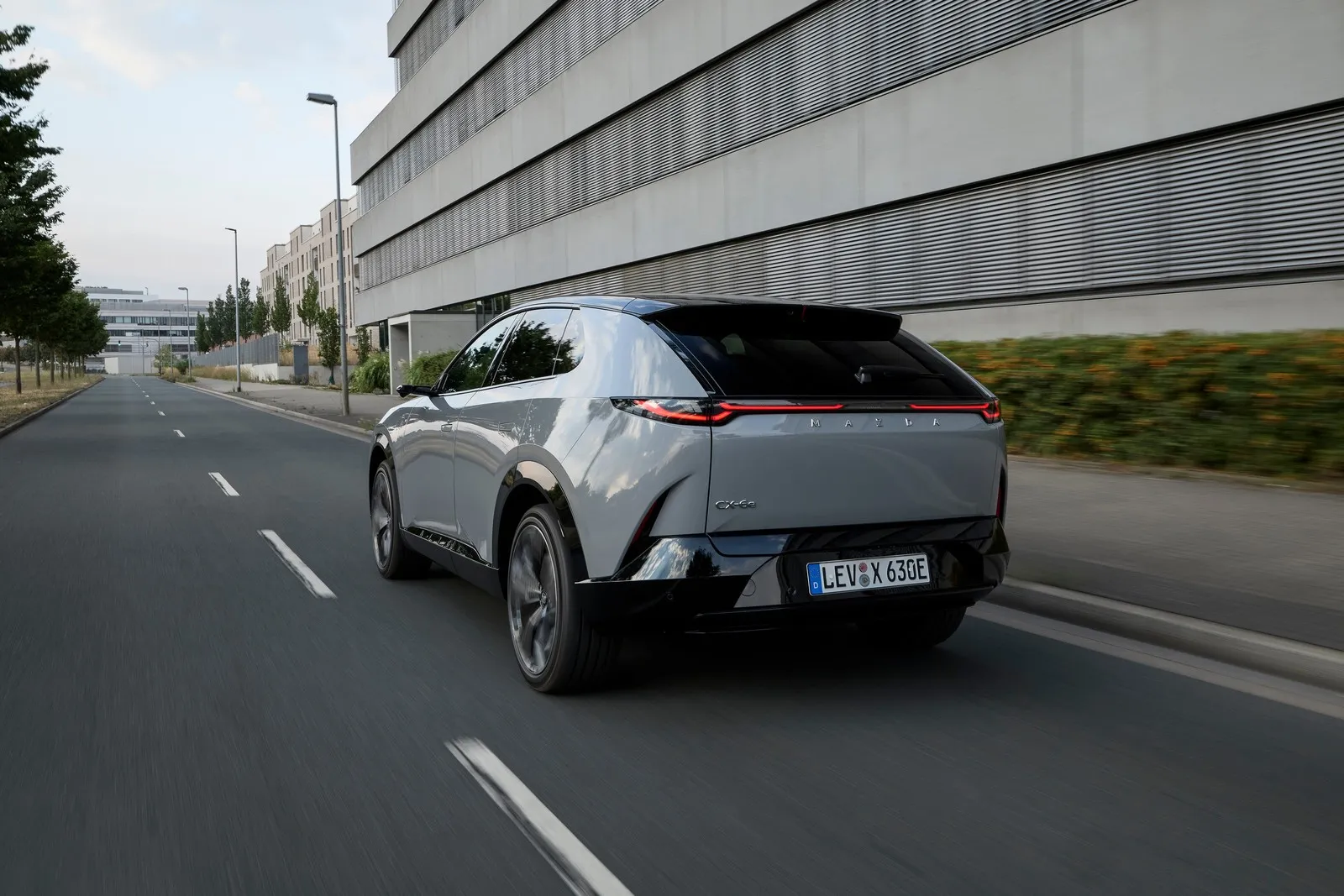 Das Heck vom Mazda CX 6e.