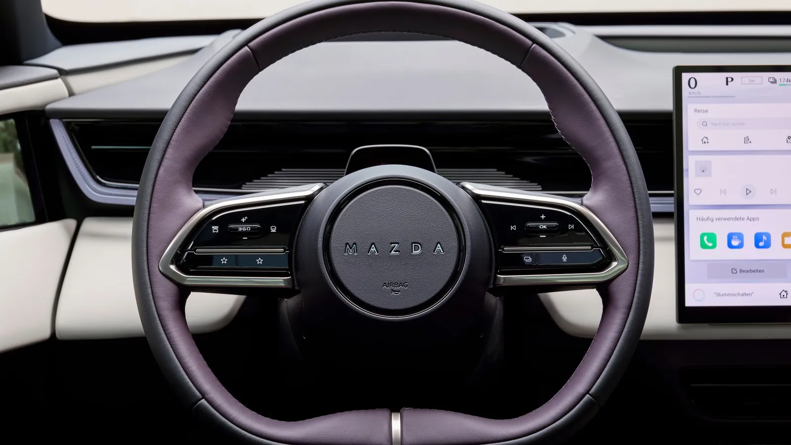 Das Lenkrad des Mazda CX 6e.