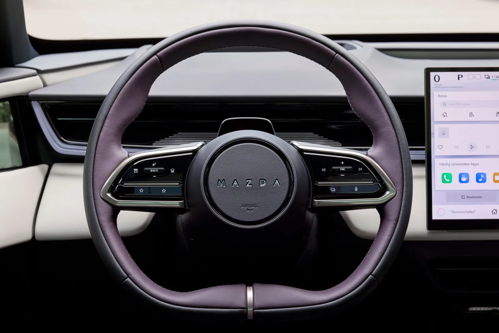 Das Lenkrad des Mazda CX 6e.