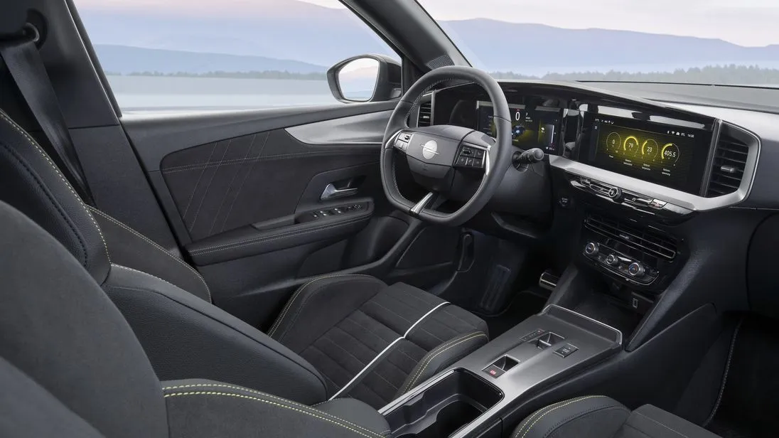 Blick in das Cockpit des Opel Mokka GSE