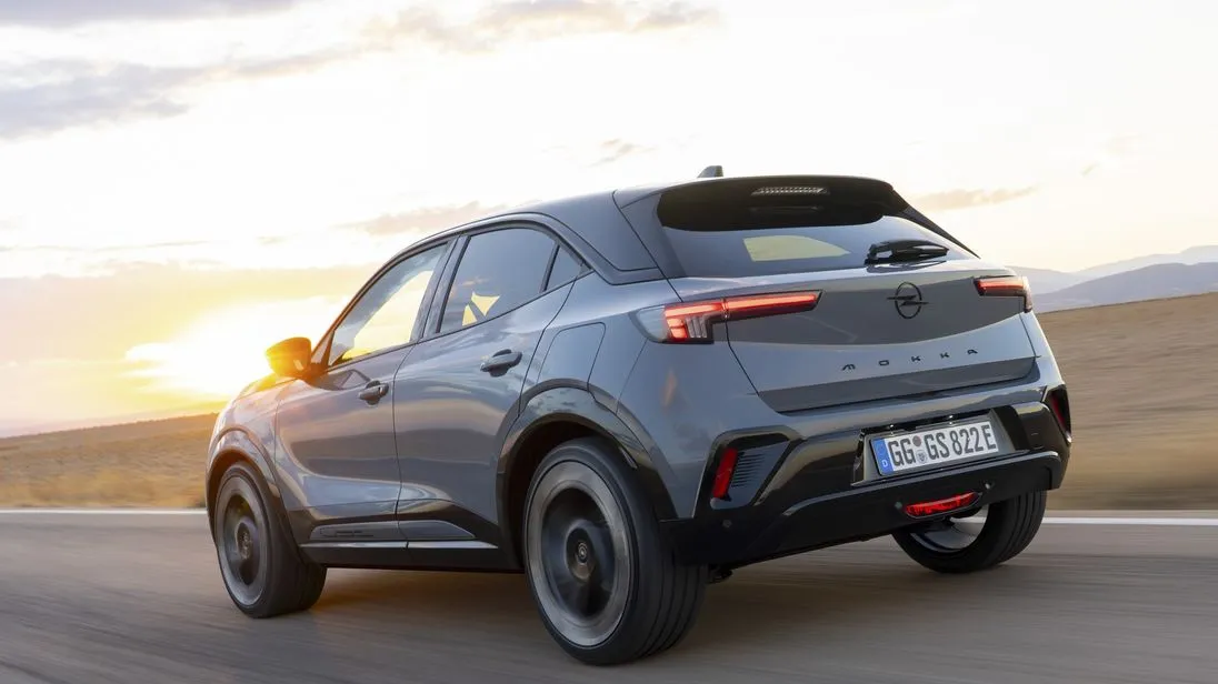 Der Opel Mokka GSE seitlich von hinten gesehen auf Landstraße