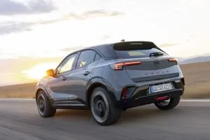 Der Opel Mokka GSE seitlich von hinten gesehen auf Landstraße