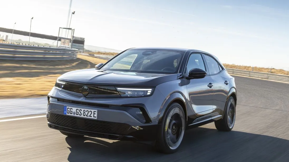 Der Opel Mokka GSE von schräg vorne gesehen auf einer Landstraße unterwegs