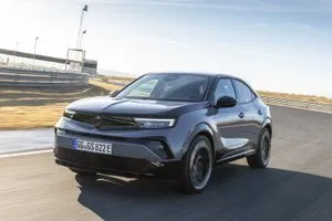 Der Opel Mokka GSE von schräg vorne gesehen auf einer Landstraße unterwegs