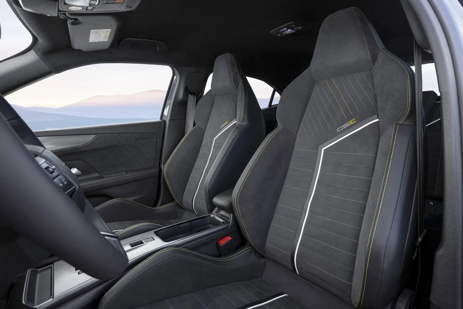 Blick auf die Vordersitze des Opel Mokka GSE
