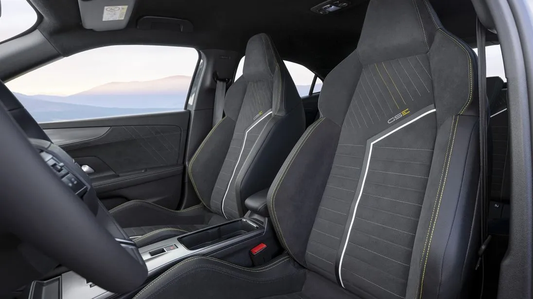 Blick auf die Vordersitze des Opel Mokka GSE