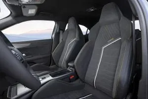 Blick auf die Vordersitze des Opel Mokka GSE