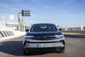 Opel Mokka GSE von vorne auf einer Teststrecke