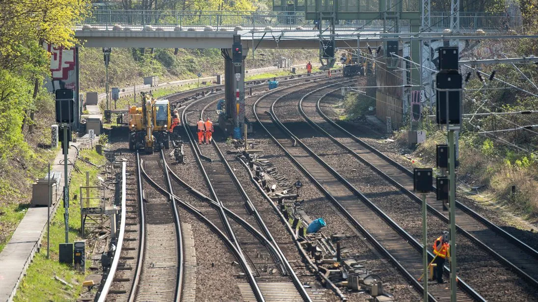 Gleisbauarbeiten an der Berliner Ringbahn zwischen den Bahnhöfen Greifswalder Strasse und Schönhauser Allee