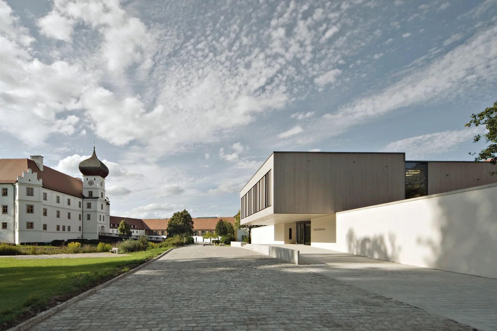 Das Schloss Hohenkammer hat sich überwiegend als Tagungshotel positioniert und profitiert gleichermaßen von ruhiger Lage wie guter Verkehrsanbindung. 
