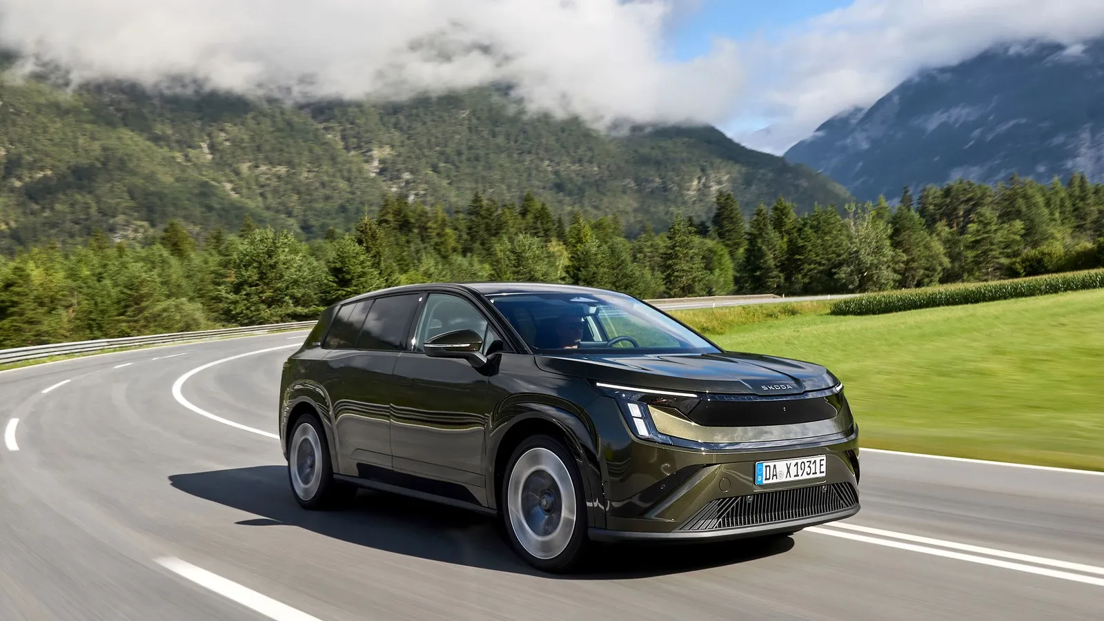 Das große Elektro-SUV Peaq von Skoda fährt vor Alpenkulisse.