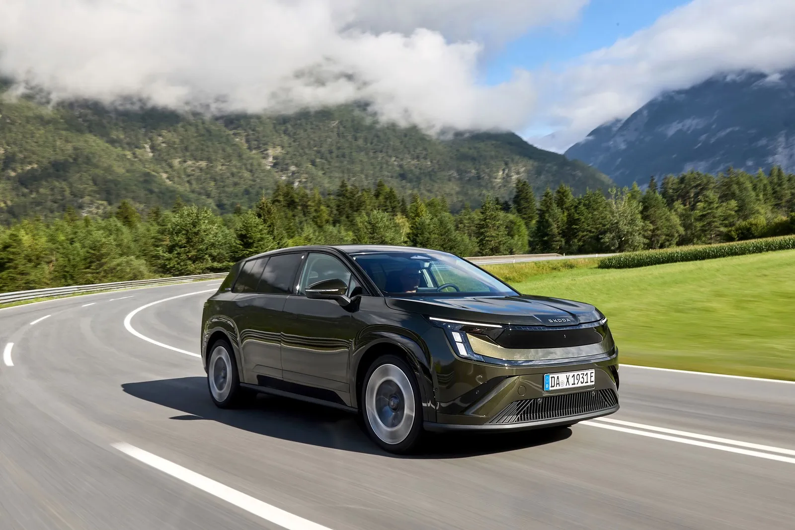 Das große Elektro-SUV Peaq von Skoda fährt vor Alpenkulisse.