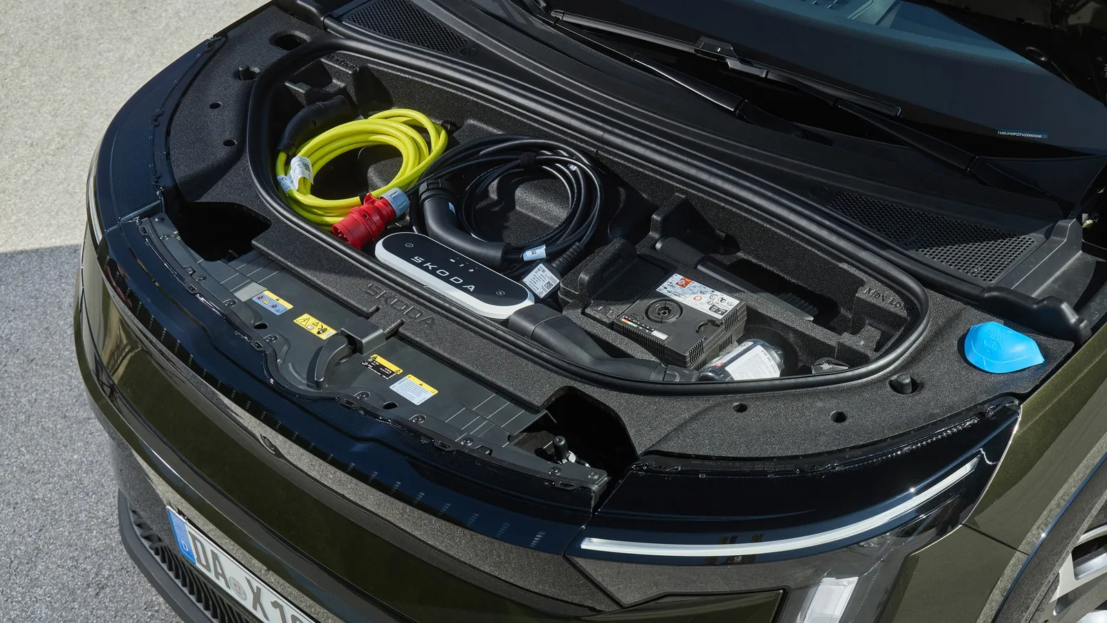 Im Frunk unter der vorderen Haube sind die Ladekabel untergebracht