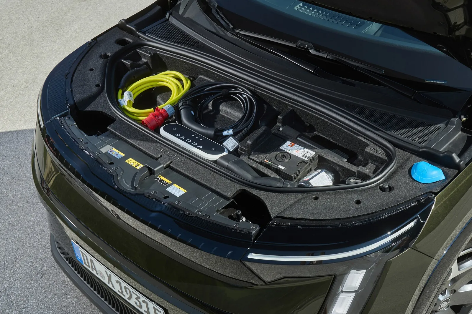Im Frunk unter der vorderen Haube sind die Ladekabel untergebracht
