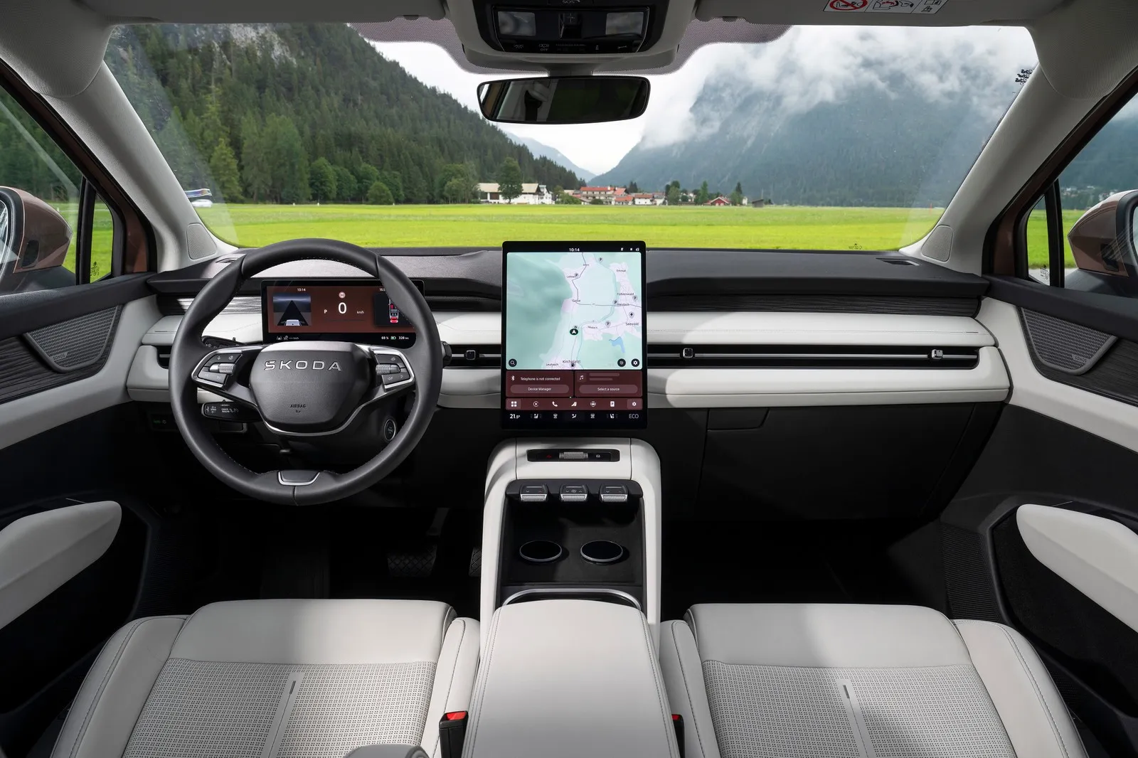 Der aufgeräumte Armaturenträger mit dem großen und vertikal ausgerichteten Infotainment-Touch-Display